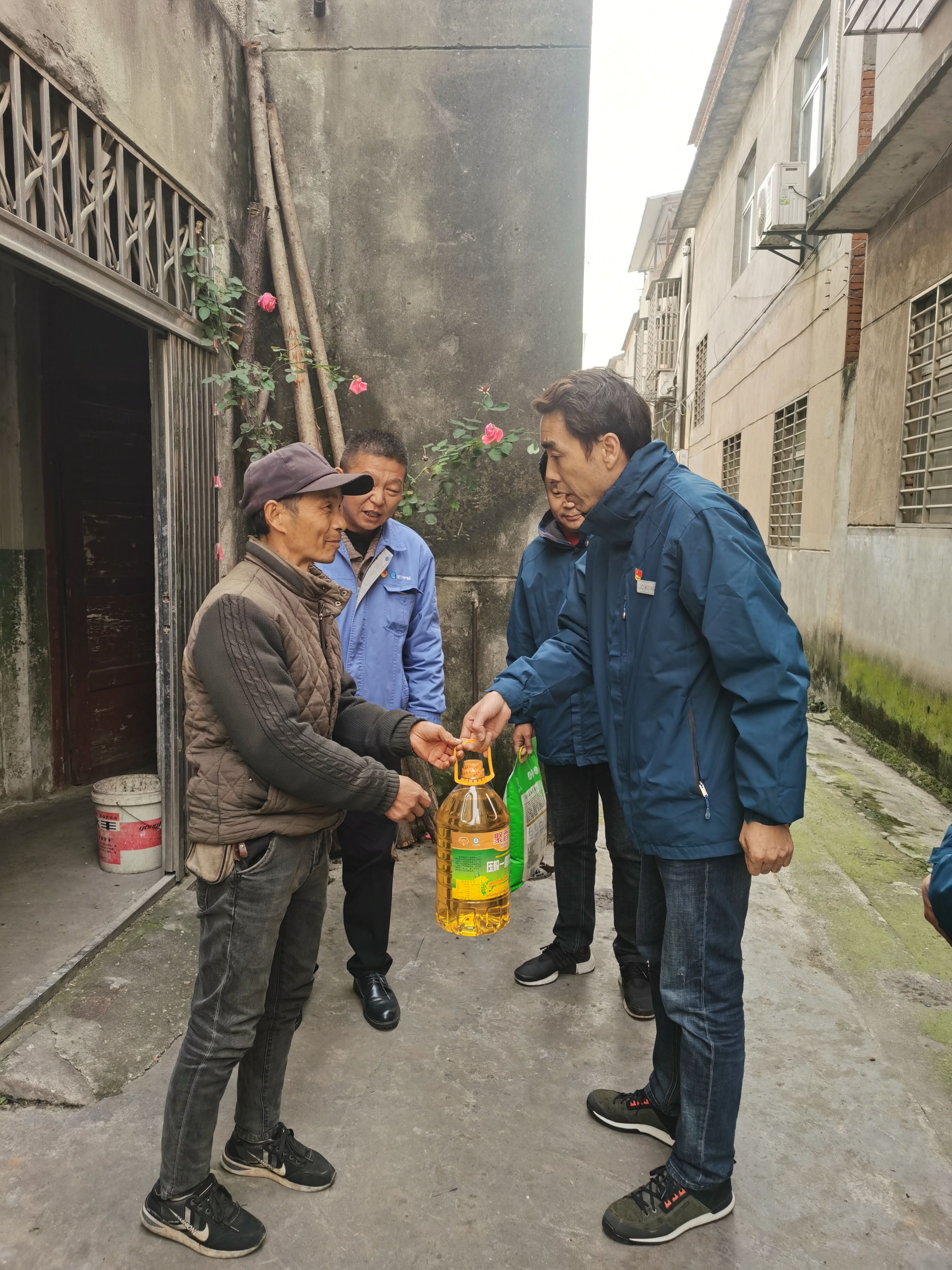 心系困难群众  用爱温暖初冬 ——东津营业所党支部开展“察民情解民忧暖民心”活动