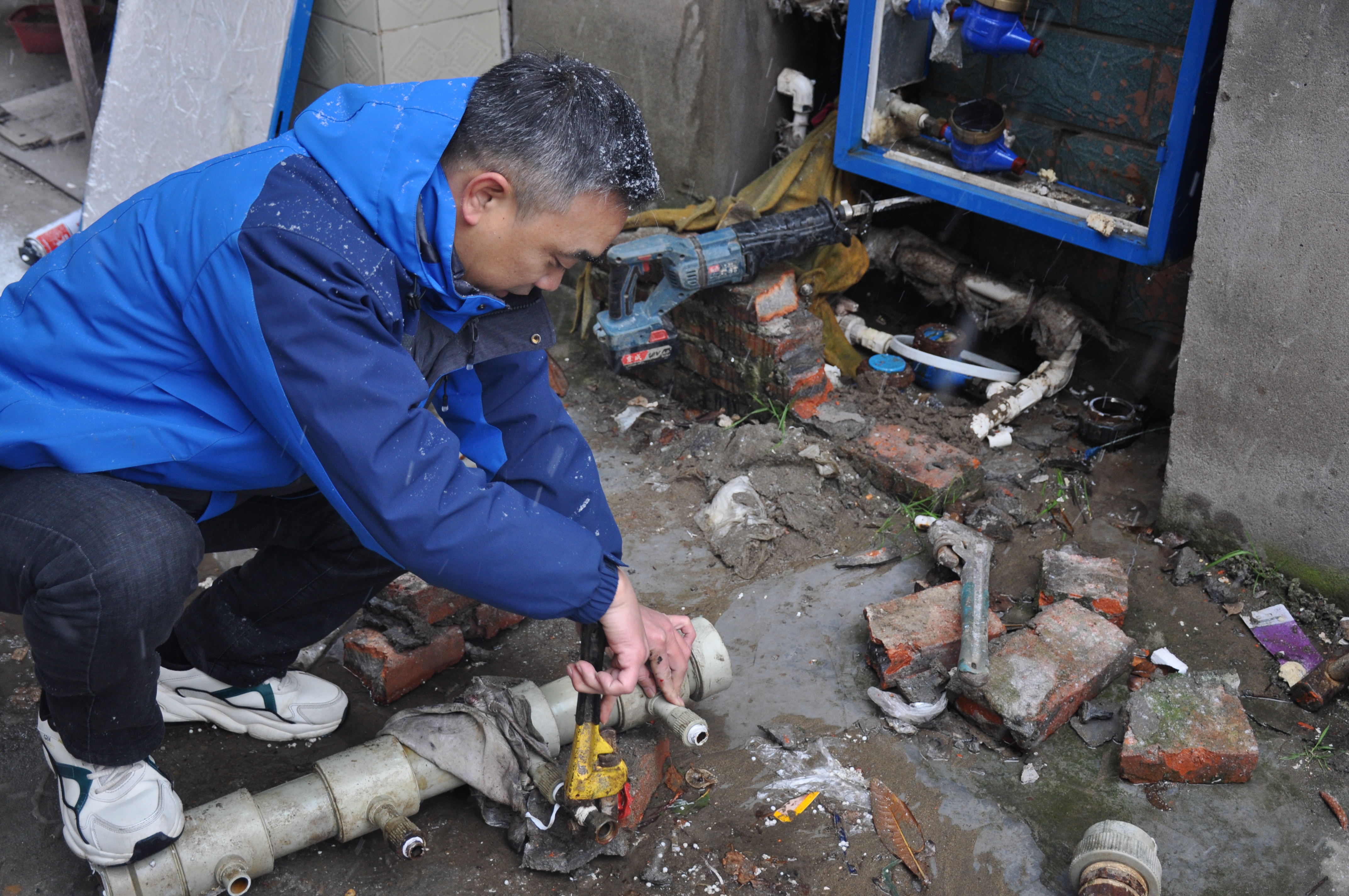 寒潮来临“冻”真格 以“动”治“冻”暖民心