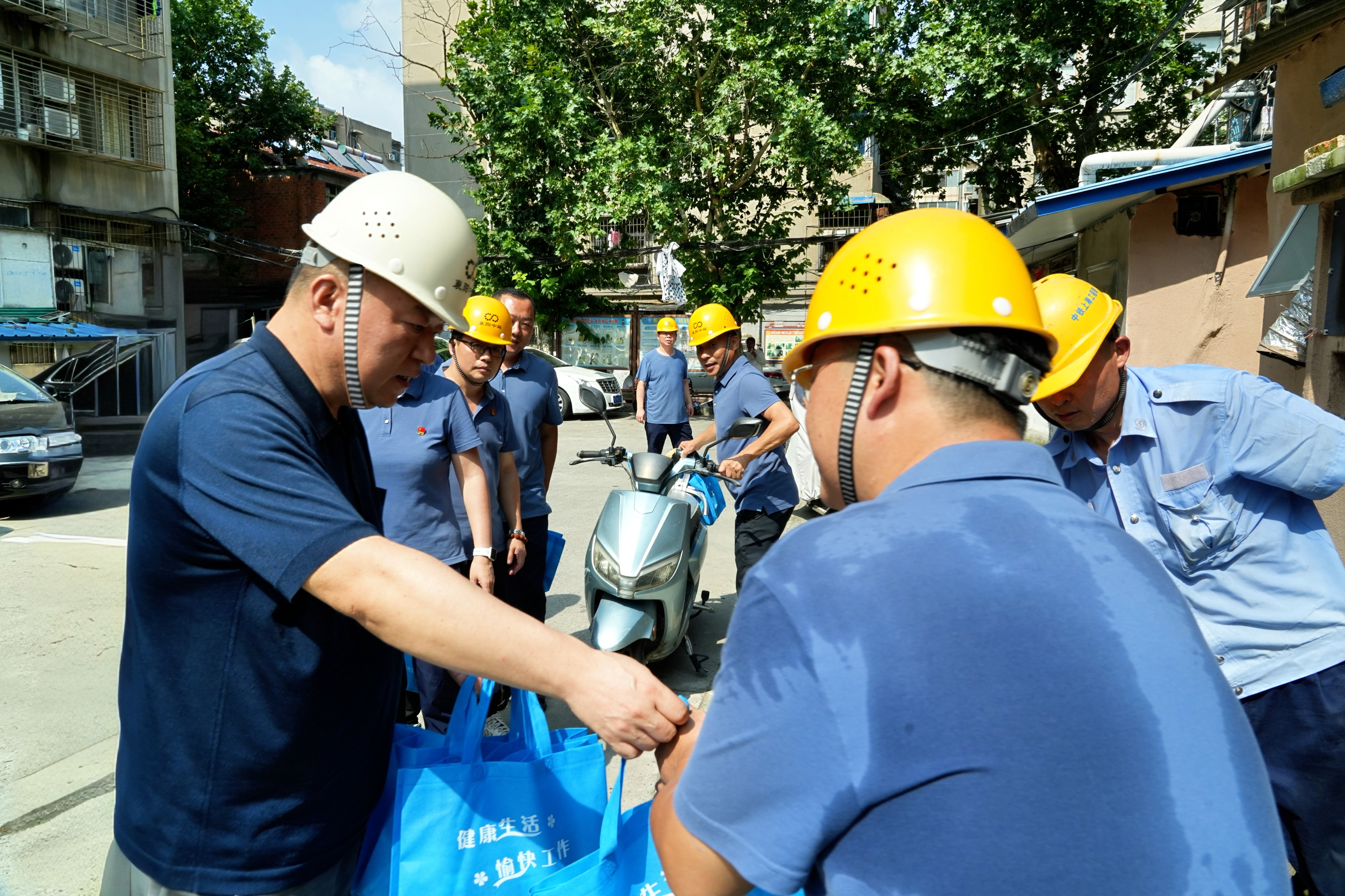 高温下你在坚守  酷暑里我送清凉  ——襄阳中环水务有限公司工会开展“送清凉” 慰问一线职工活动